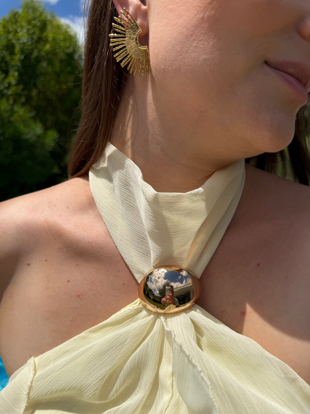 top jaune pastel a volant avec bijoux et col montant 