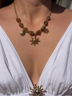 robe longue solène marron avec bijou soleil sur poitrine style chic pour femme