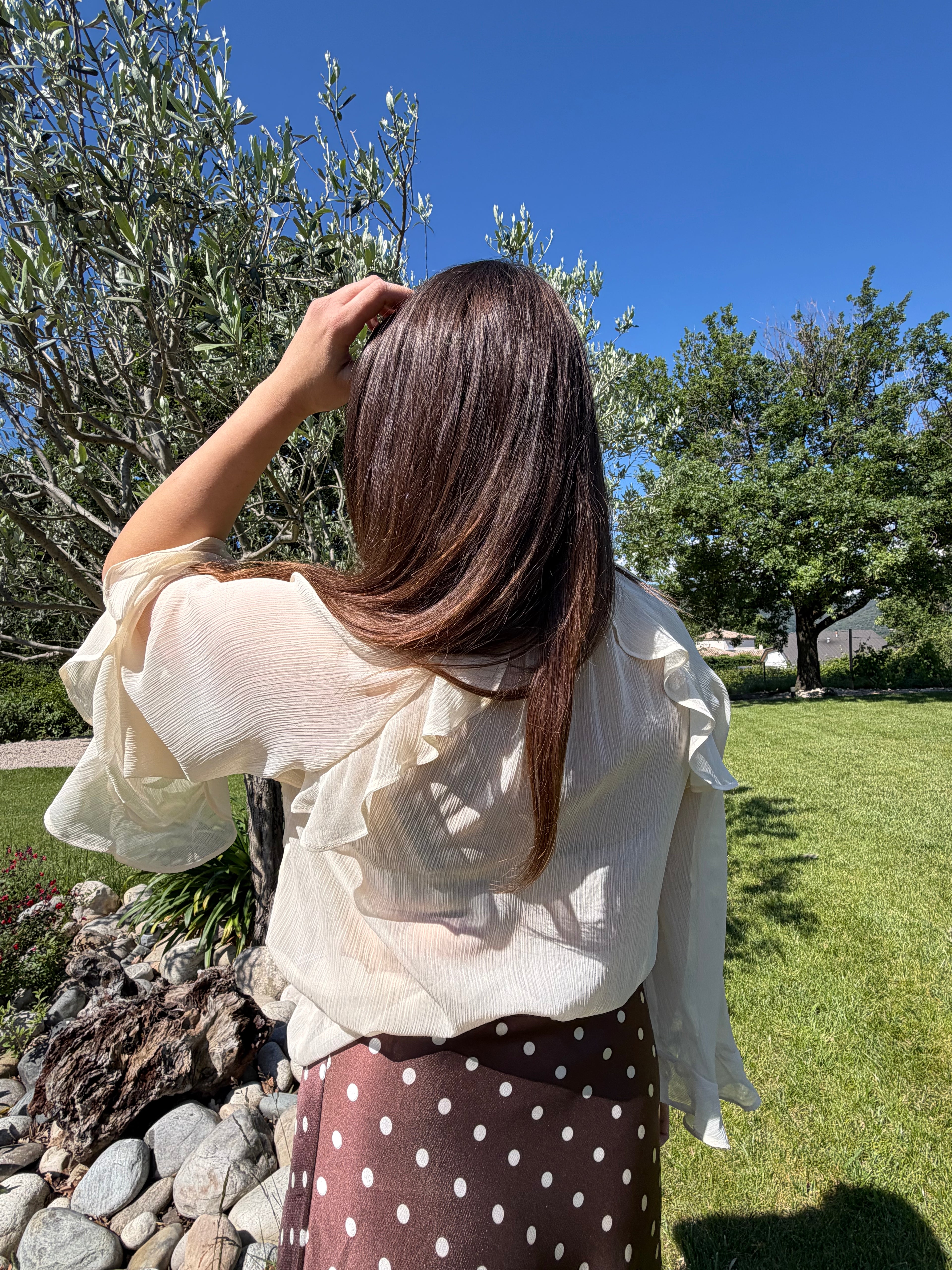 blouse à volant beige pour un style chic et élégant pour femme