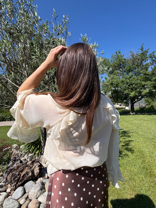 blouse à volant beige pour un style chic et élégant pour femme