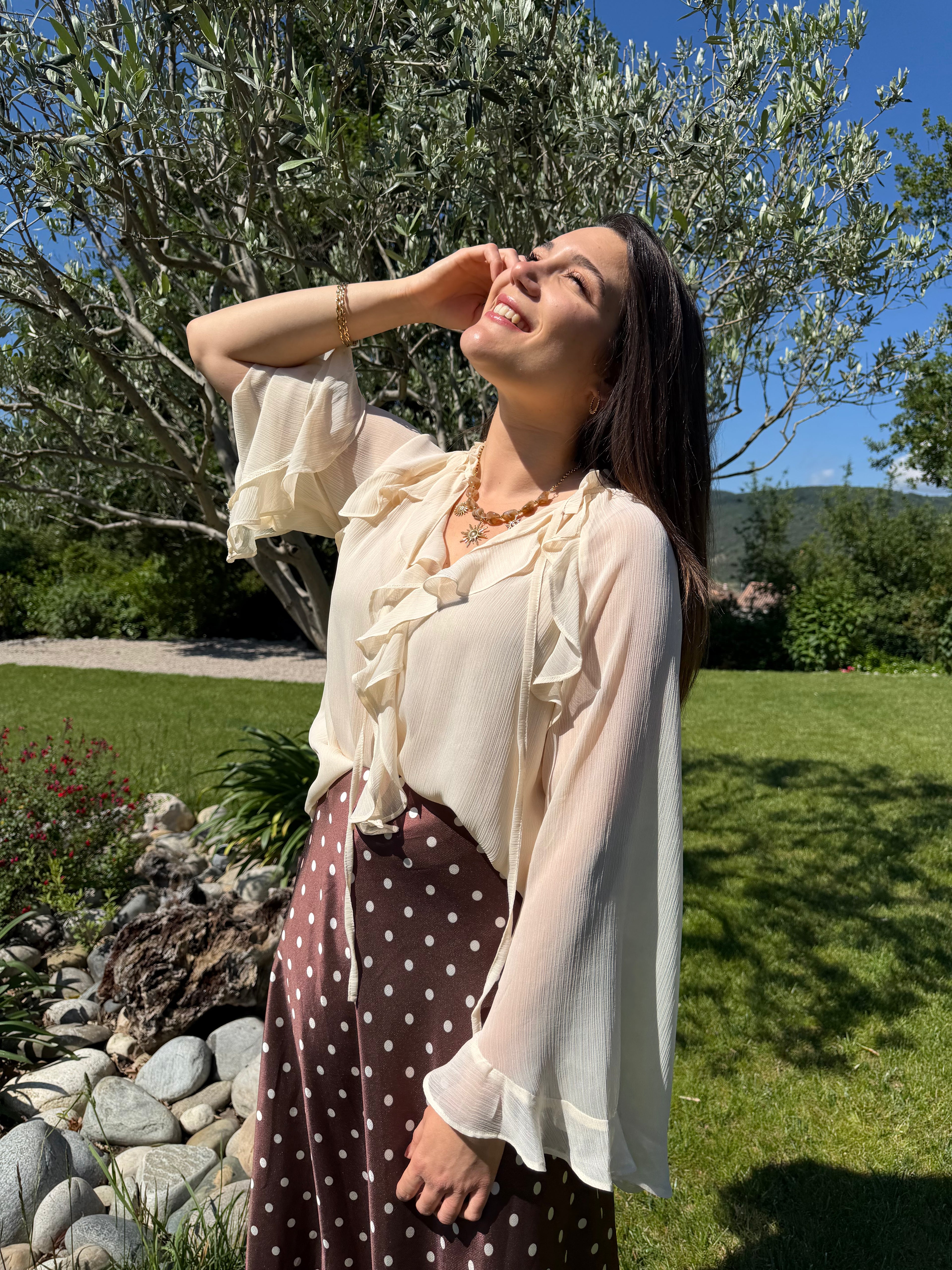 blouse à volant beige pour un style chic et élégant pour femme