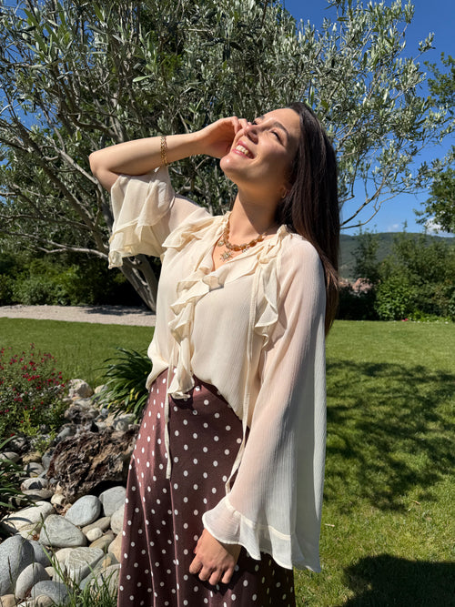 blouse à volant beige pour un style chic et élégant pour femme