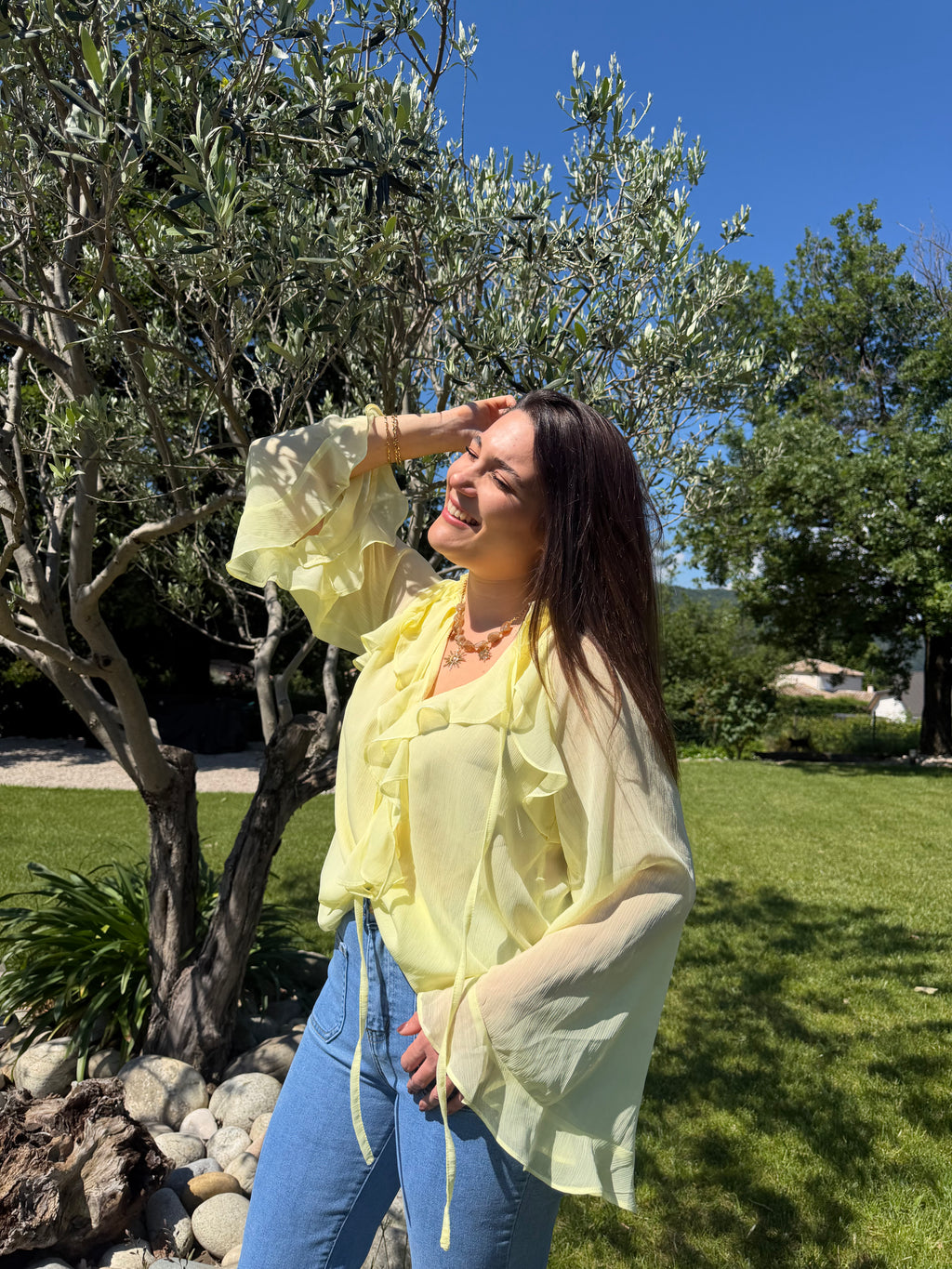 blouse à volant jaune pour un style chic et élégant pour femme