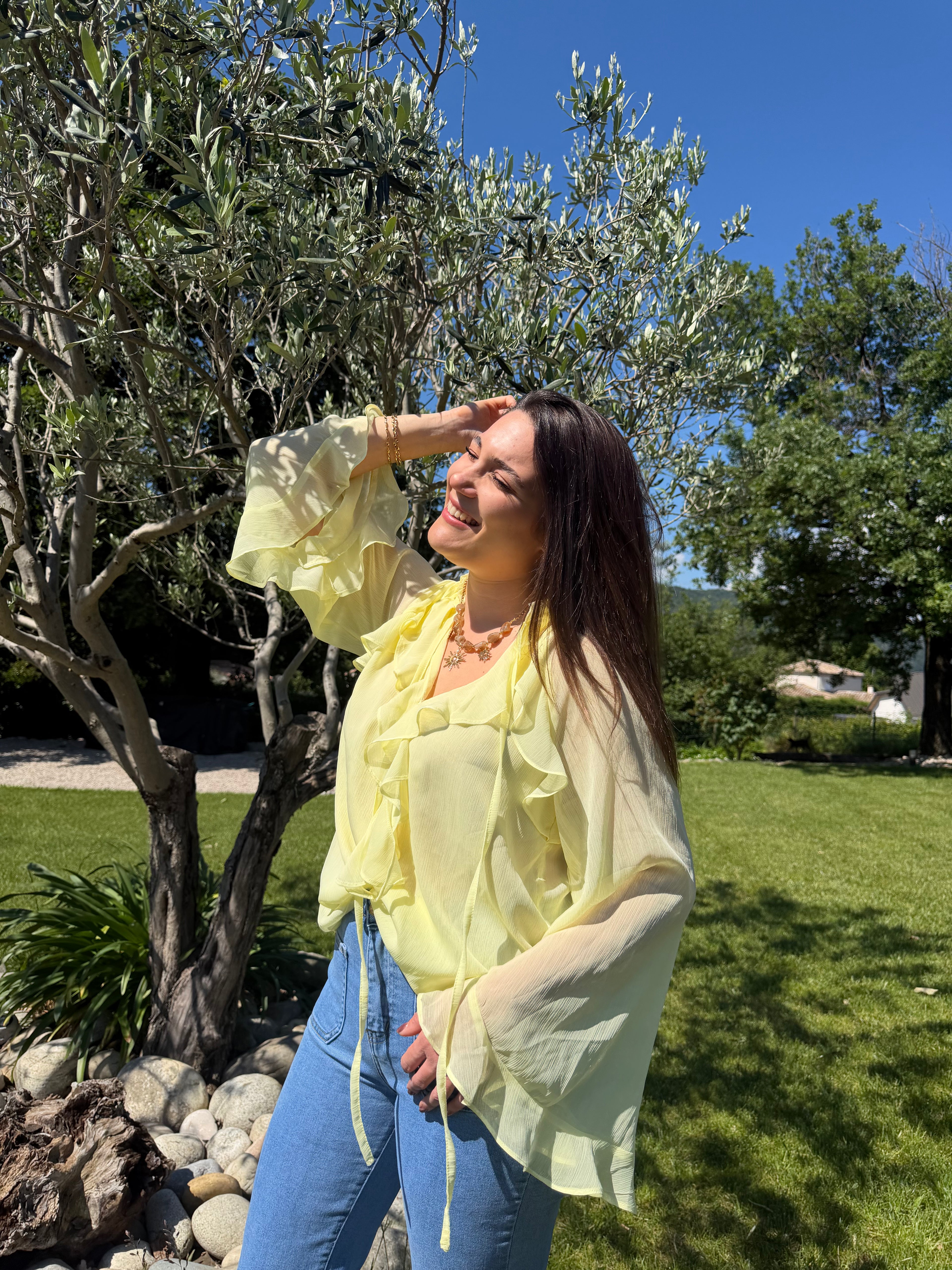 blouse à volant jaune pour un style chic et élégant pour femme