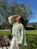 blouse à volant vert sauge pour un style chic et élégant pour femme