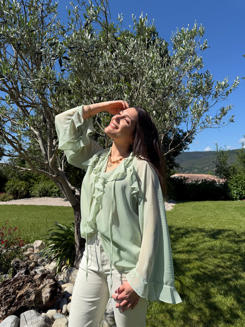 blouse à volant vert sauge pour un style chic et élégant pour femme
