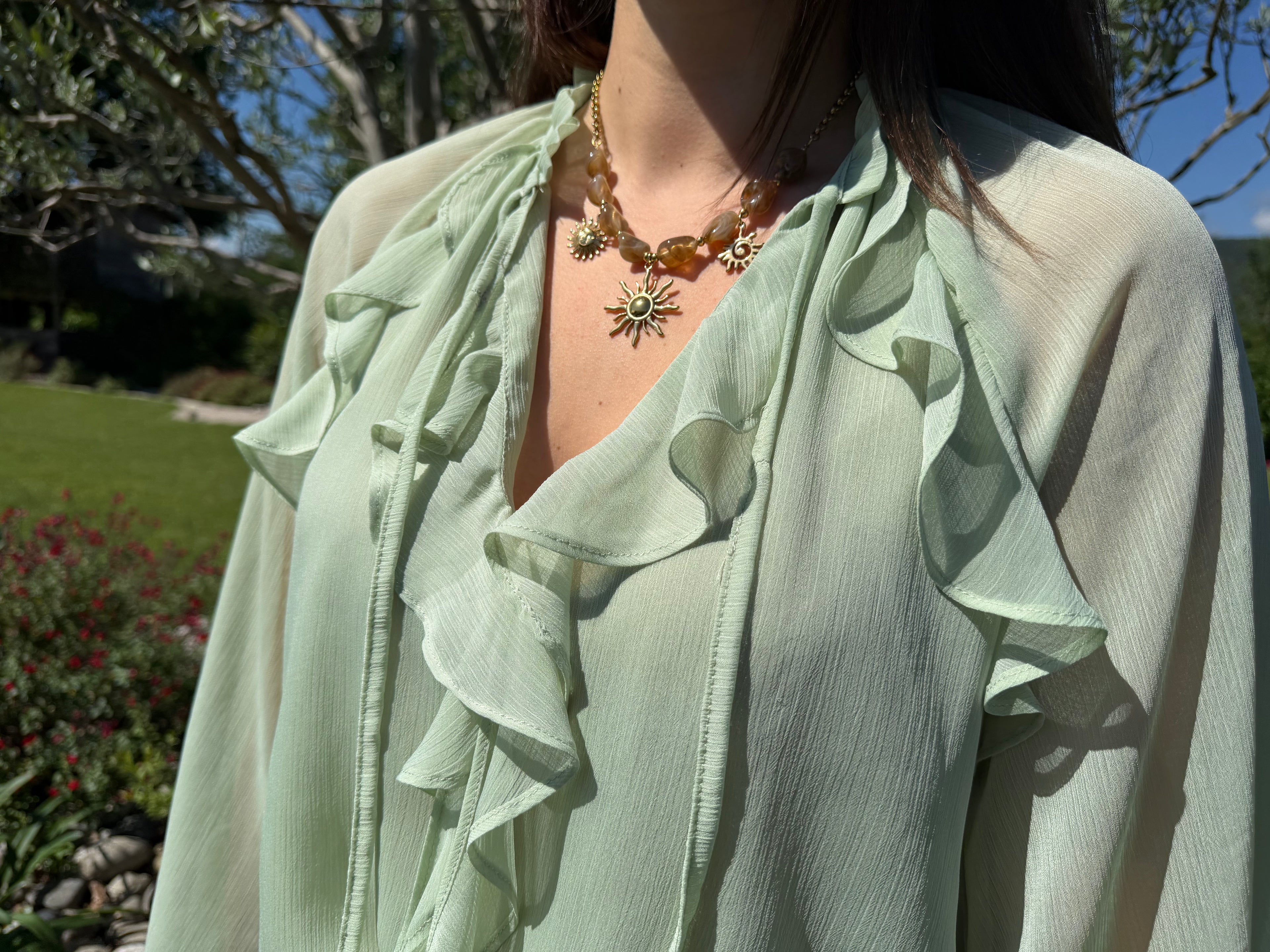 blouse à volant vert sauge pour un style chic et élégant pour femme