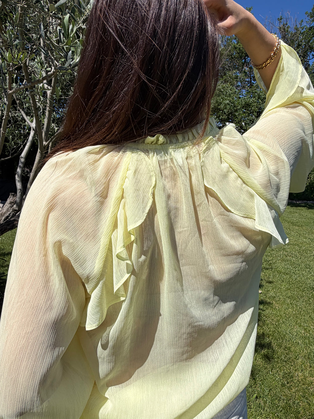 blouse à volant jaune pour un style chic et élégant pour femme
