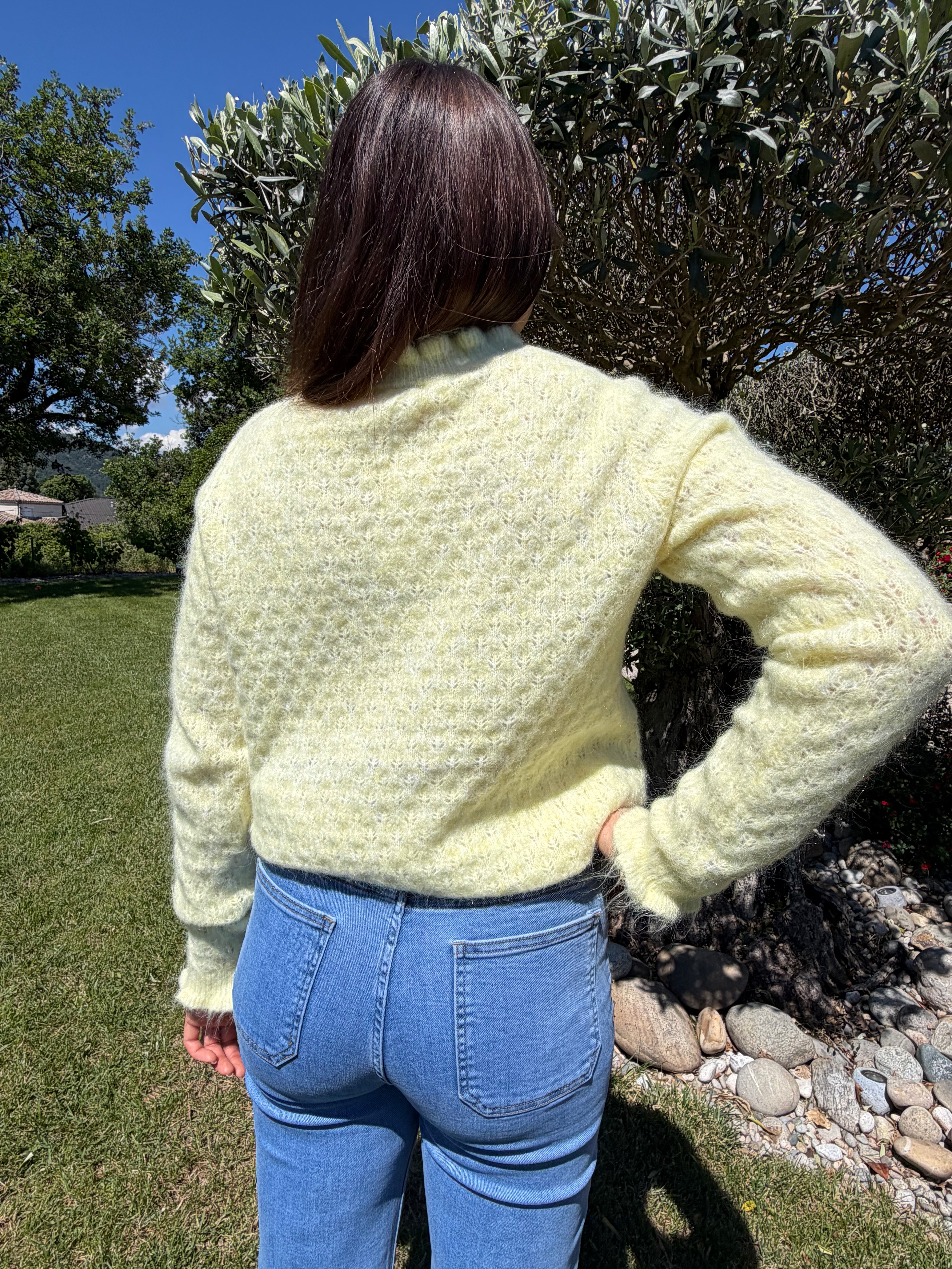 gilet jaune pale col et poignet festonnés pour un style chic et élégant pour femme