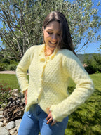 gilet jaune pale col et poignet festonnés pour un style chic et élégant pour femme