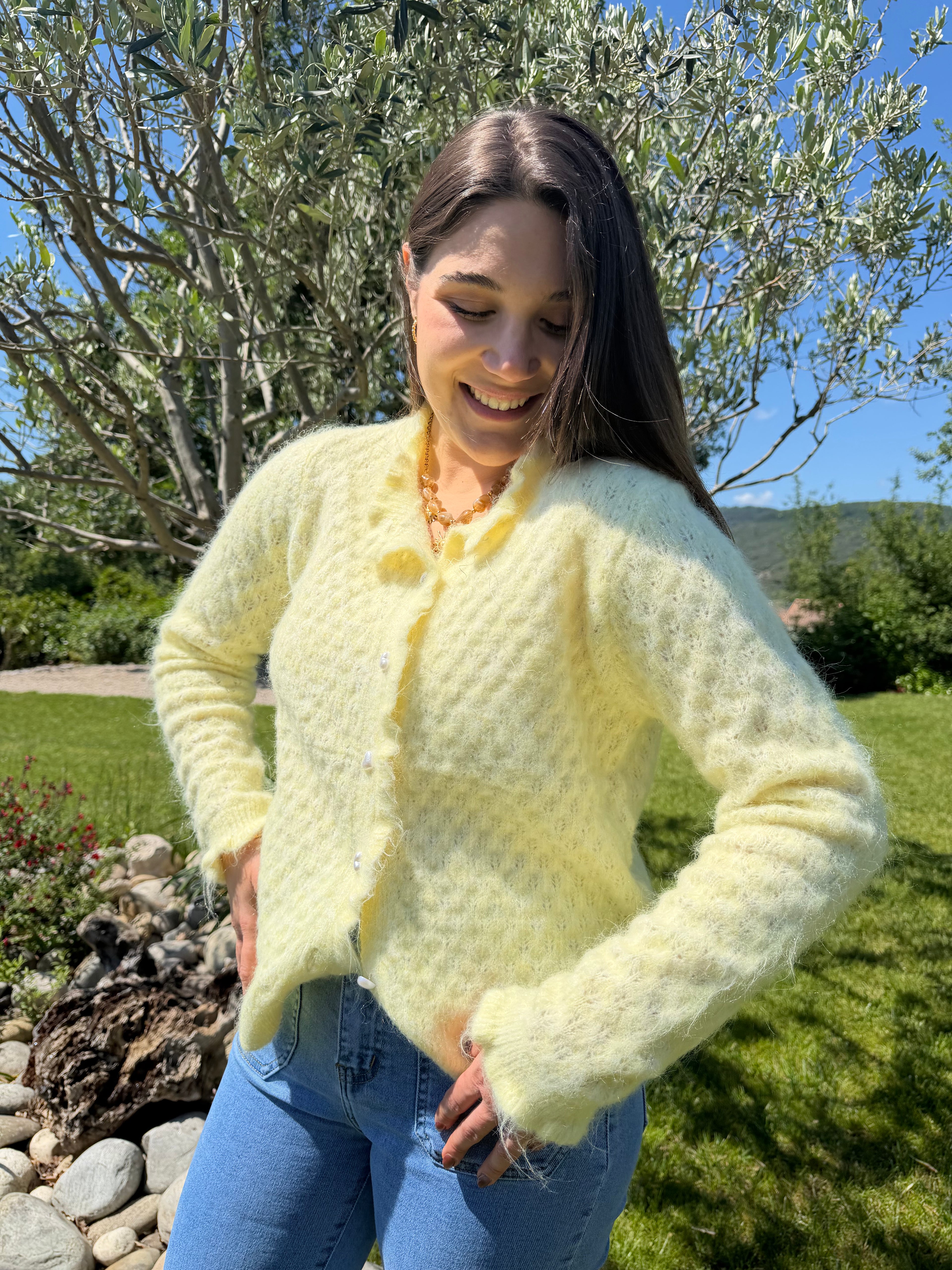 gilet jaune pale col et poignet festonnés pour un style chic et élégant pour femme
