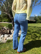 jean wide leg bleu ajusté et large aux chevilles pour un style branché pour femme