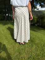 jupe longue tess blanche a pois noir pour un style chic et élégant pour femme