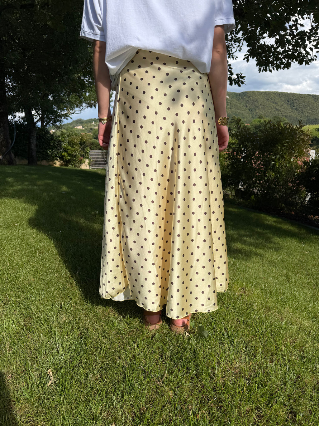 jupe longue tess jaune a pois marron pour un style chic et élégant pour femme
