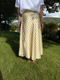 jupe longue tess jaune a pois marron pour un style chic et élégant pour femme