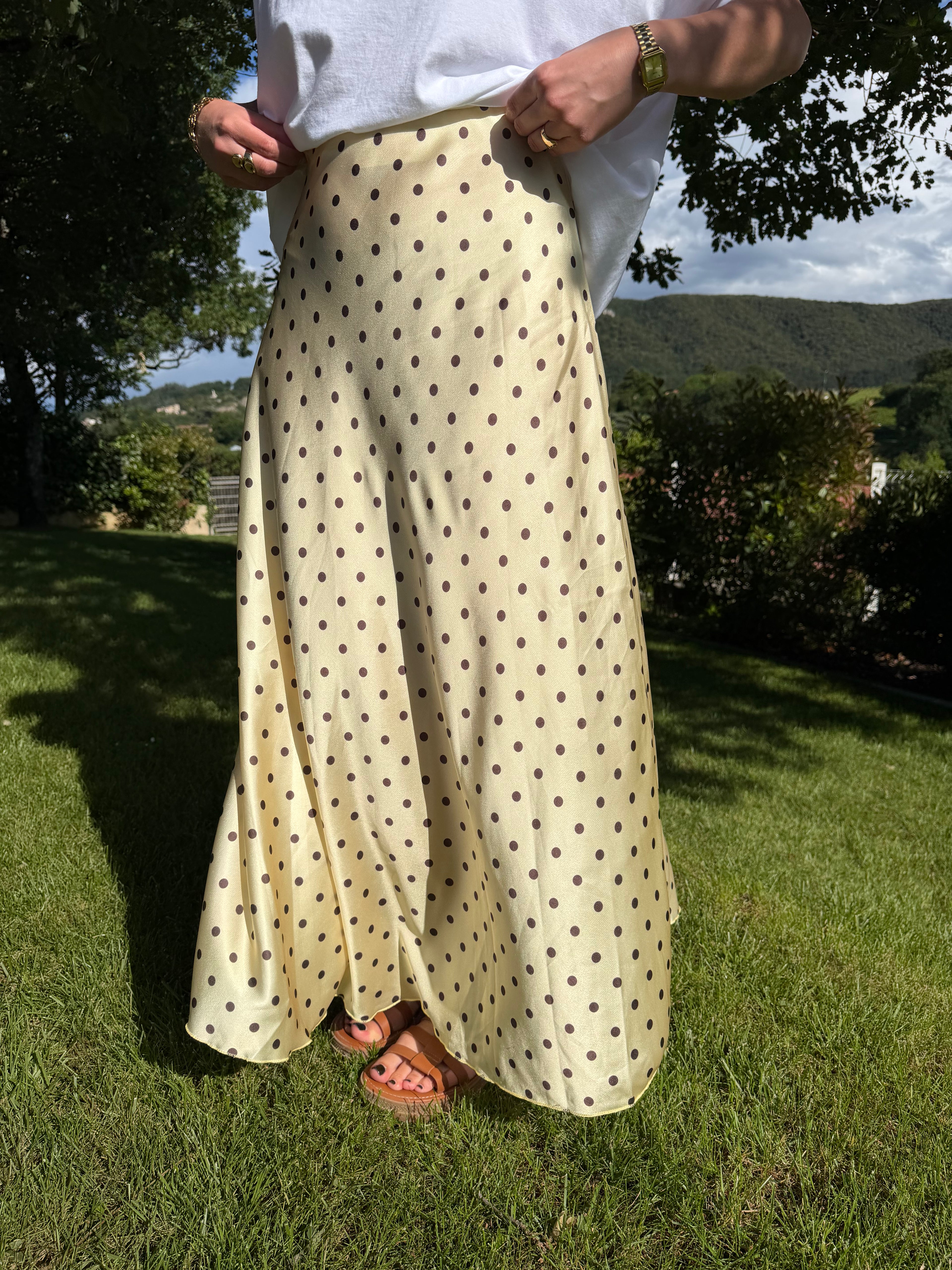 jupe longue tess jaune a pois marron pour un style chic et élégant pour femme