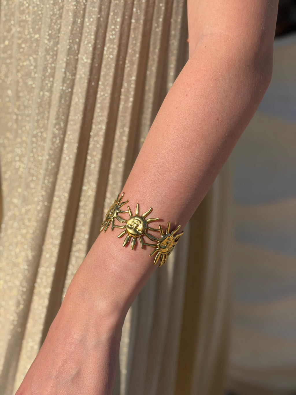 manchette dorées en forme de soleil au style bohème chic pour femme élégante