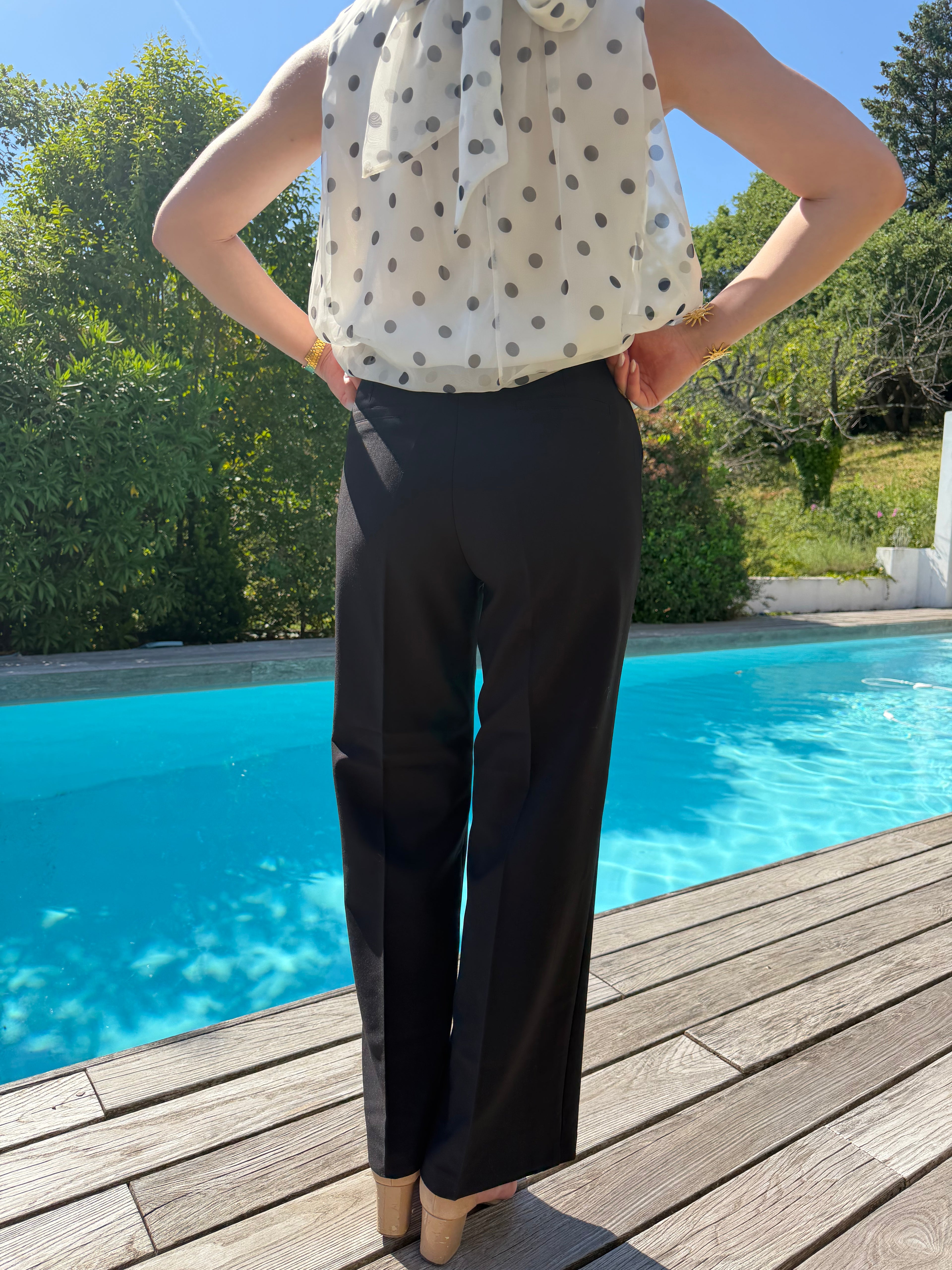 pantalon noir de tailleur coupe droite style chic et élégant pour femme