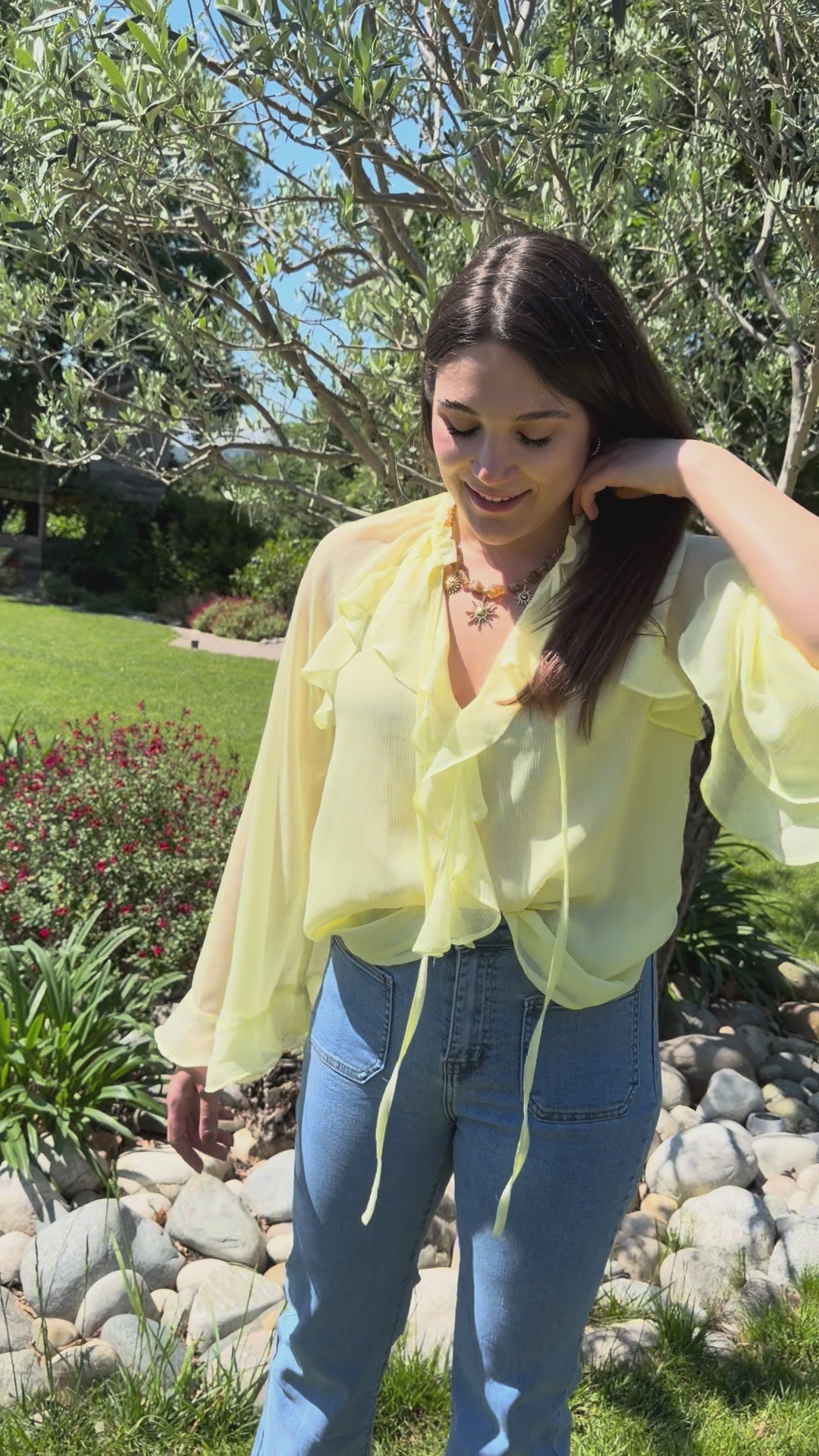 vidéo présentation blouse à volant jaune pour un style chic et élégant pour femme