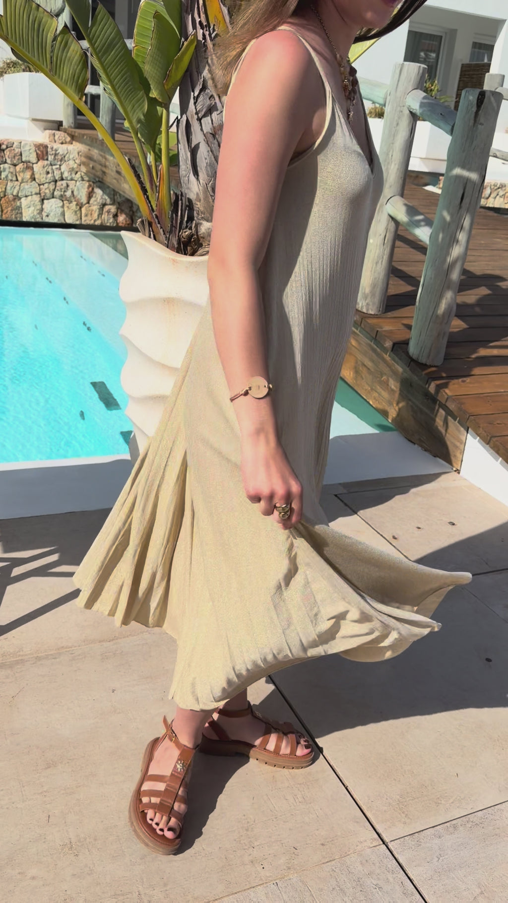 vidéo de présentation robe longue fluide et plissée de type lurex doré pour un style chic et élégant pour femme