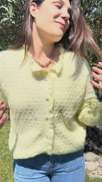 vidéo présentation gilet jaune pale col et poignet festonnés pour un style chic et élégant pour femme