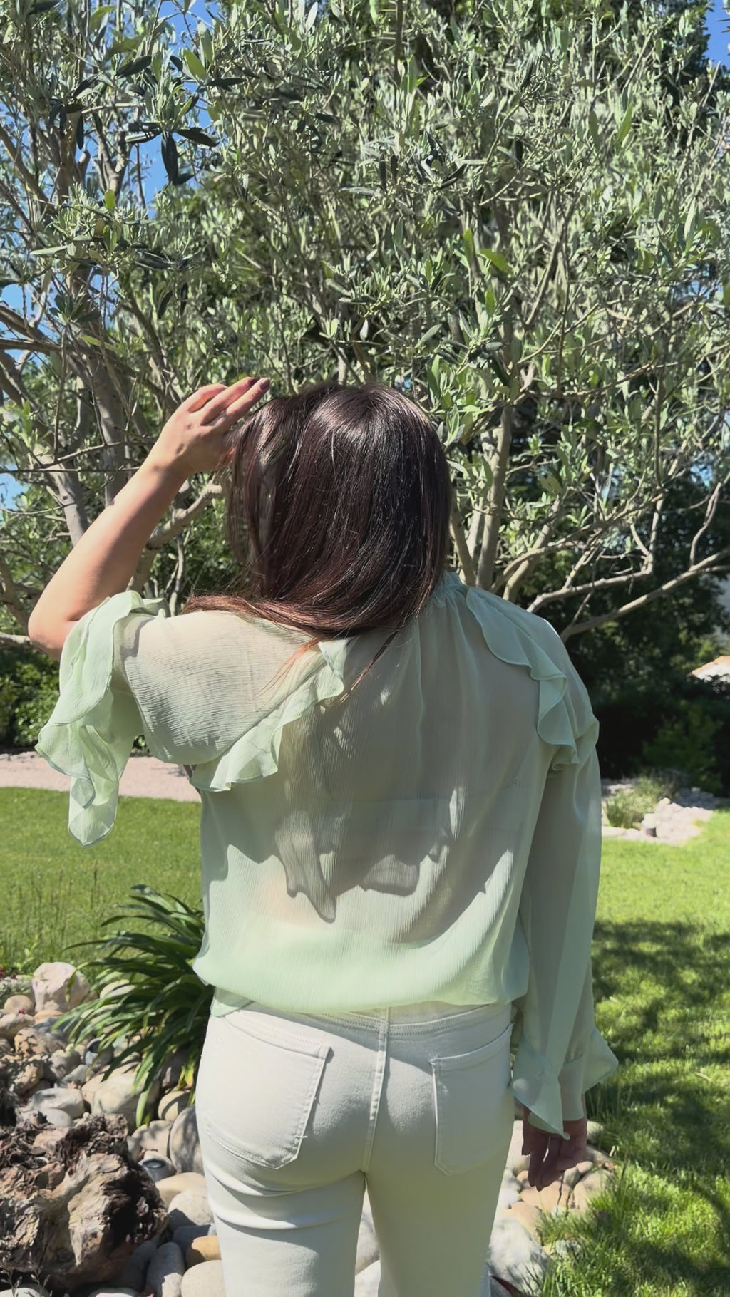 vidéo présentation blouse à volant vert sauge pour un style chic et élégant pour femme