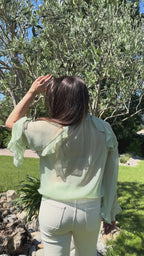 vidéo présentation blouse à volant vert sauge pour un style chic et élégant pour femme