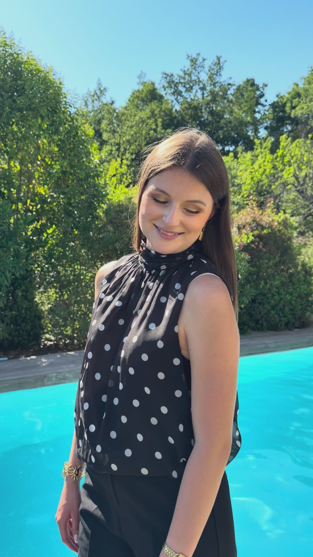 vidéo présentation blouse noir à pois blanc sans manche style chic et élégant pour femme 
