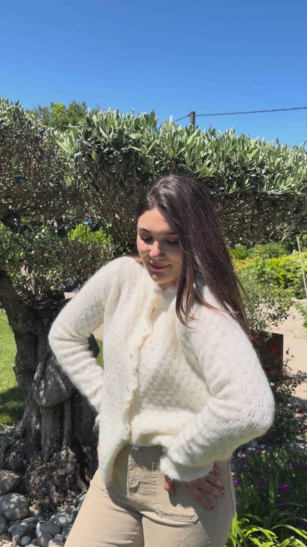 vidéo présentation gilet écru col et poignet festonnés pour un style chic et élégant pour femme