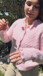vidéo présentation gilet rose pale col et poignet festonnés pour un style chic et élégant pour femme