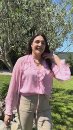 vidéo présentation blouse à volant rose pour un style chic et élégant pour femme