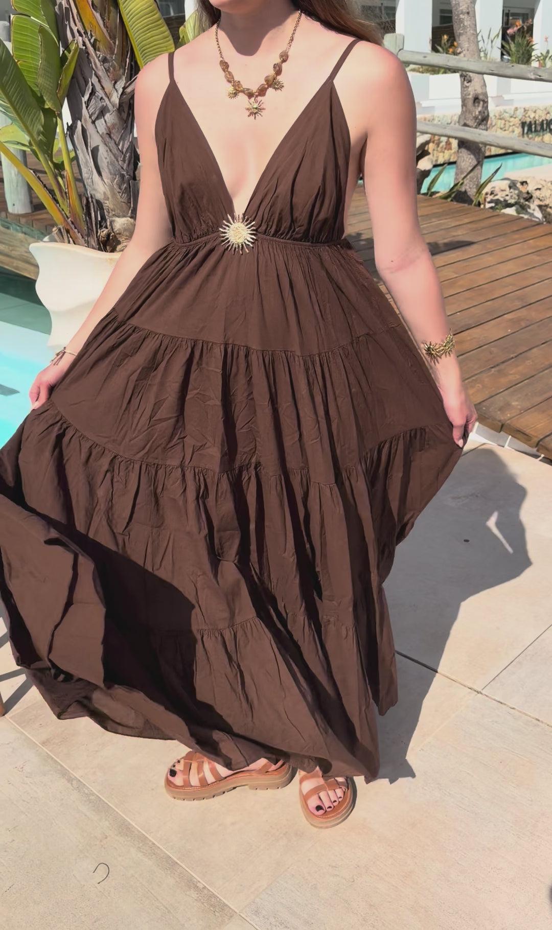 robe longue solène marron avec bijou soleil sur poitrine style chic pour femme