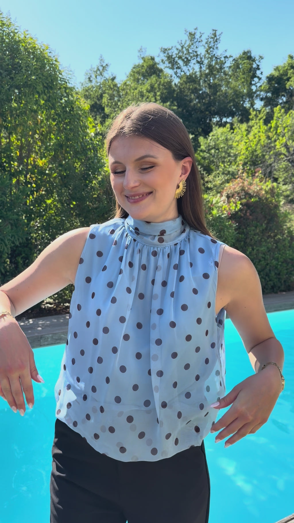 vidéo présentation blouse bleu à pois noir sans manche style chic et élégant pour femme 