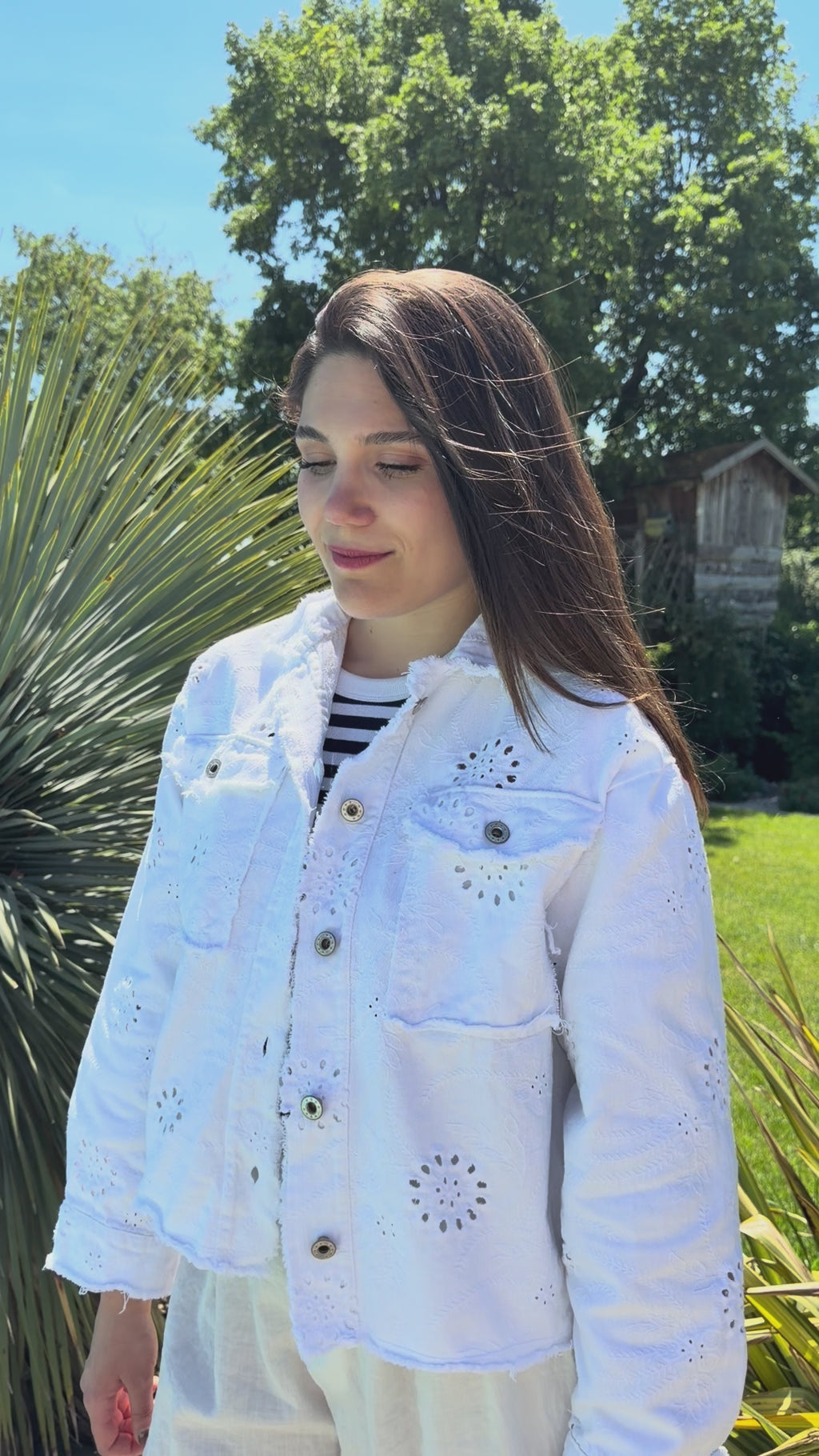 présentation vidéo veste blanche broderie style bohème