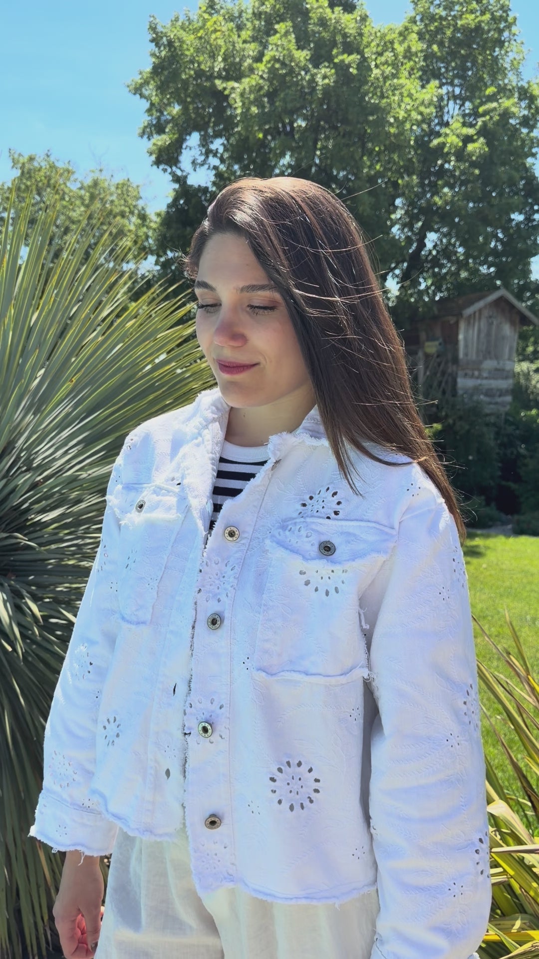 présentation vidéo veste blanche broderie style bohème