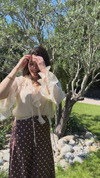 vidéo présentation blouse à volant beige pour un style chic et élégant pour femme