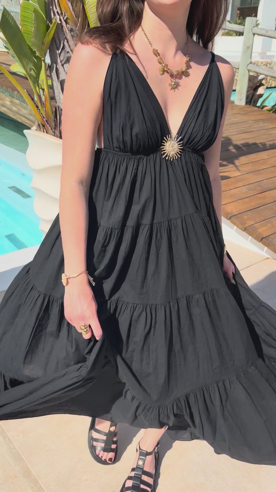 vidéo présentation robe longue solène noir avec bijou soleil sur poitrine style chic pour femme