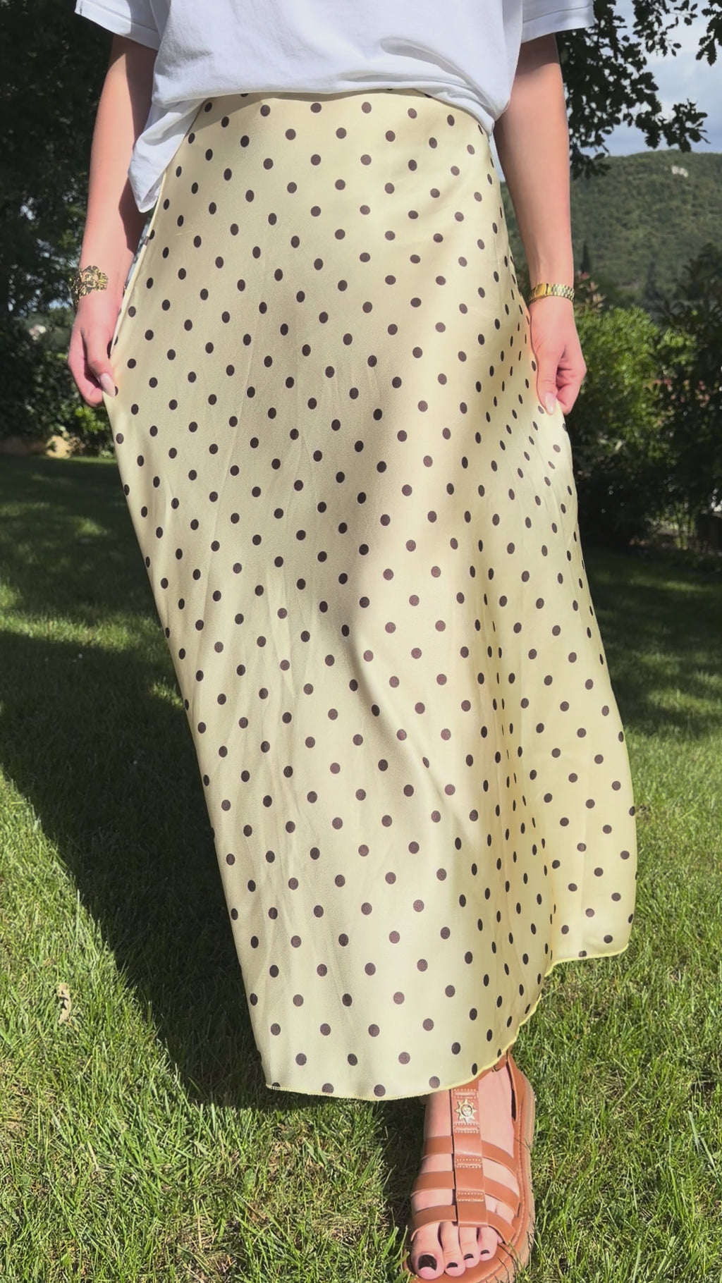 vidéo présentation jupe longue tess jaune a pois marron pour un style chic et élégant pour femme