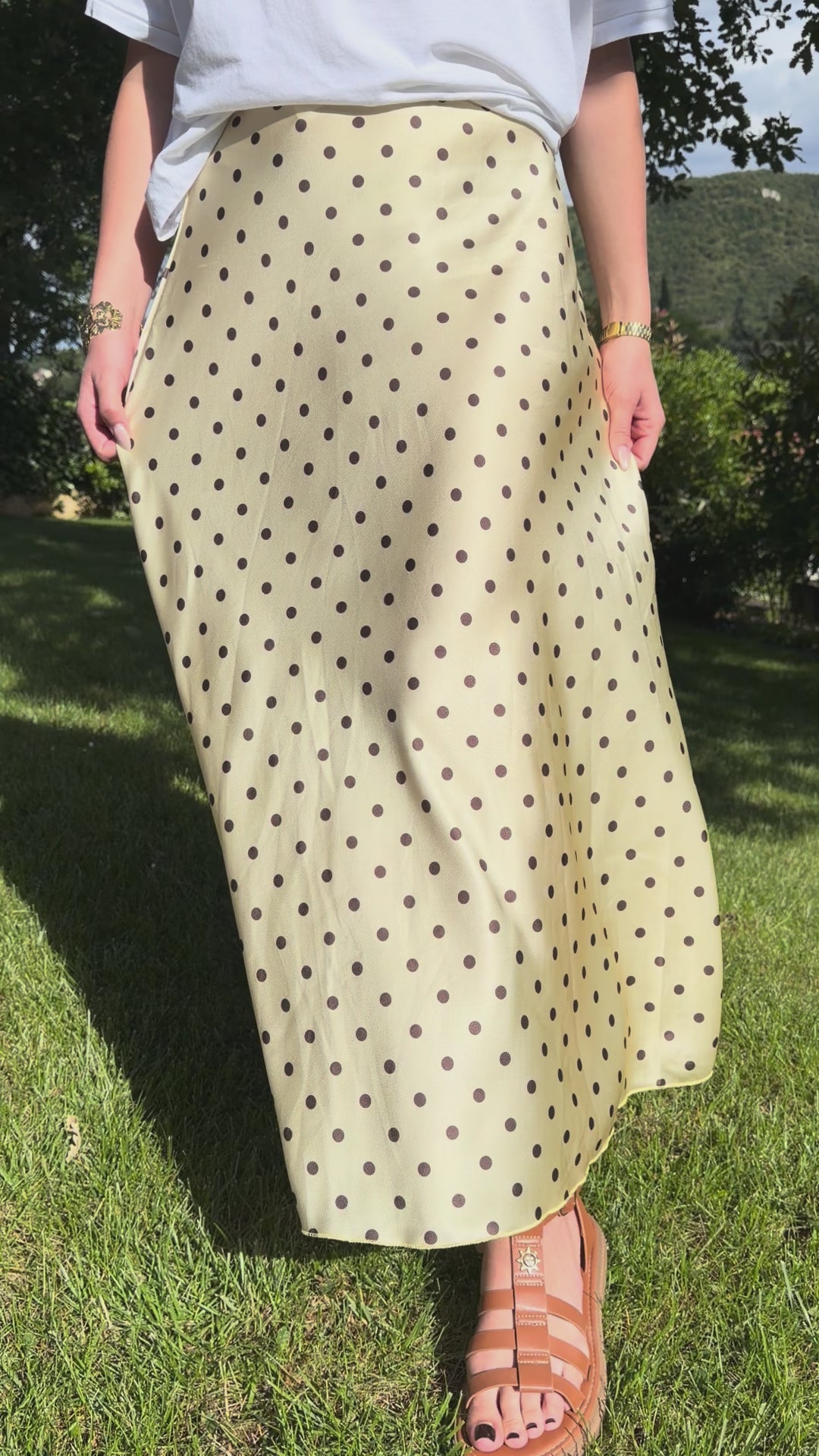 vidéo présentation jupe longue tess jaune a pois marron pour un style chic et élégant pour femme