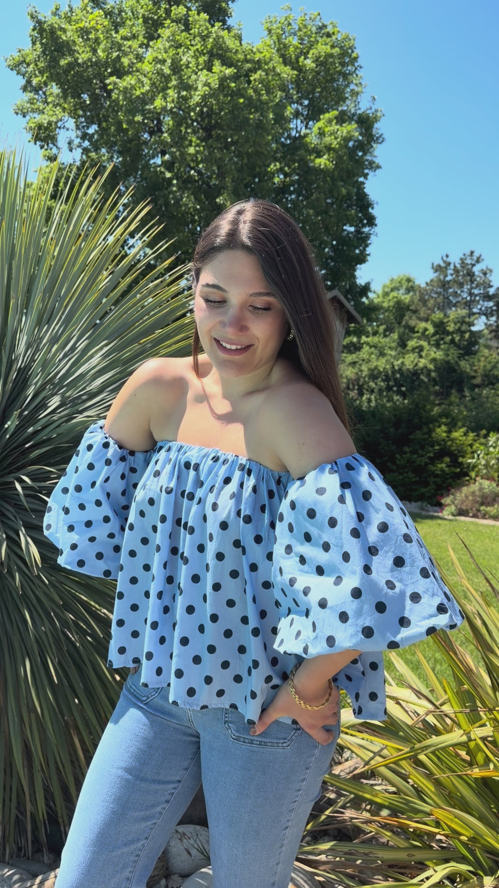 vidéo présentation top à pois bleu col bardot