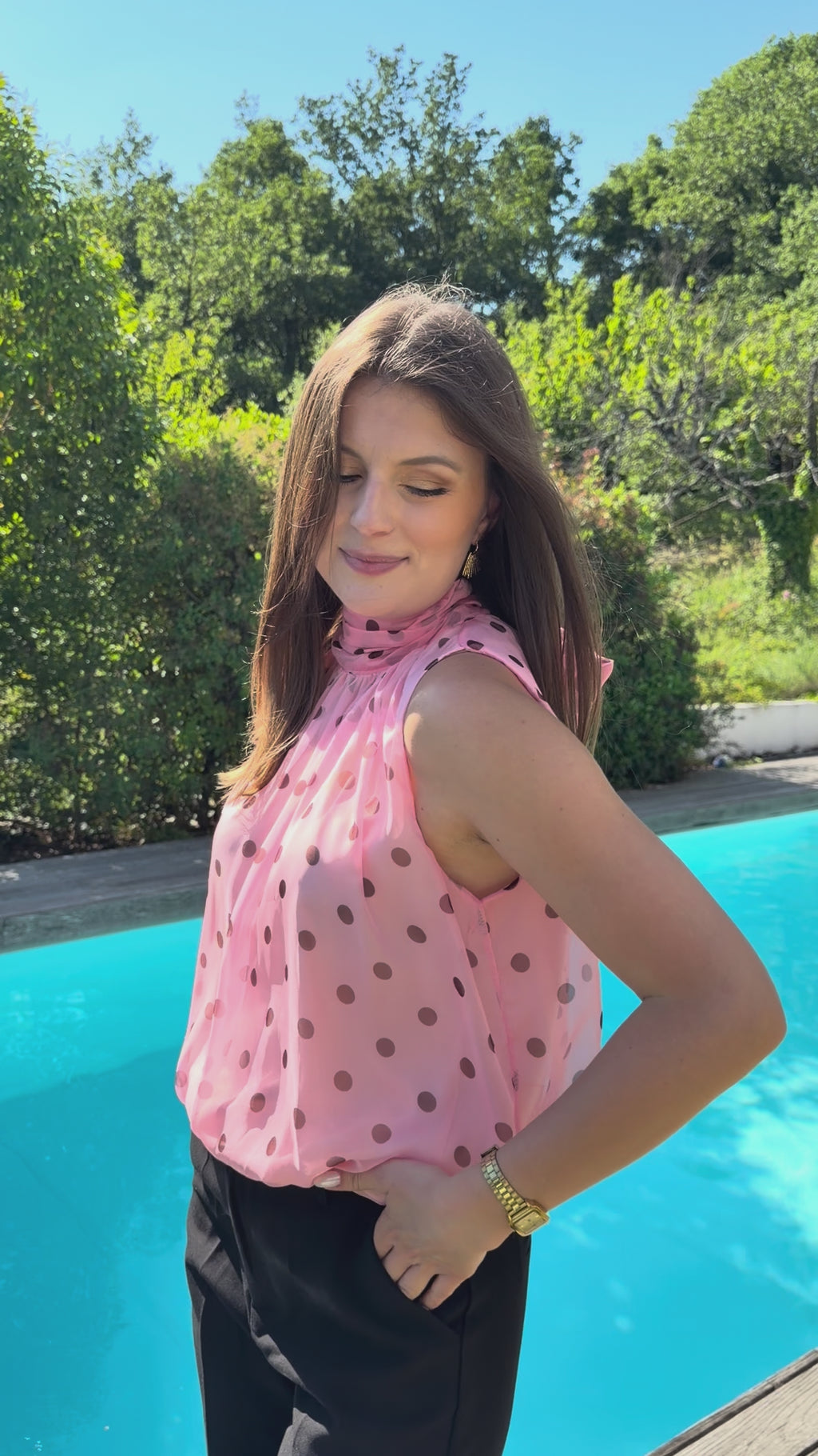vidéo présentation blouse rose à pois chocolat sans manche style chic et élégant pour femme 