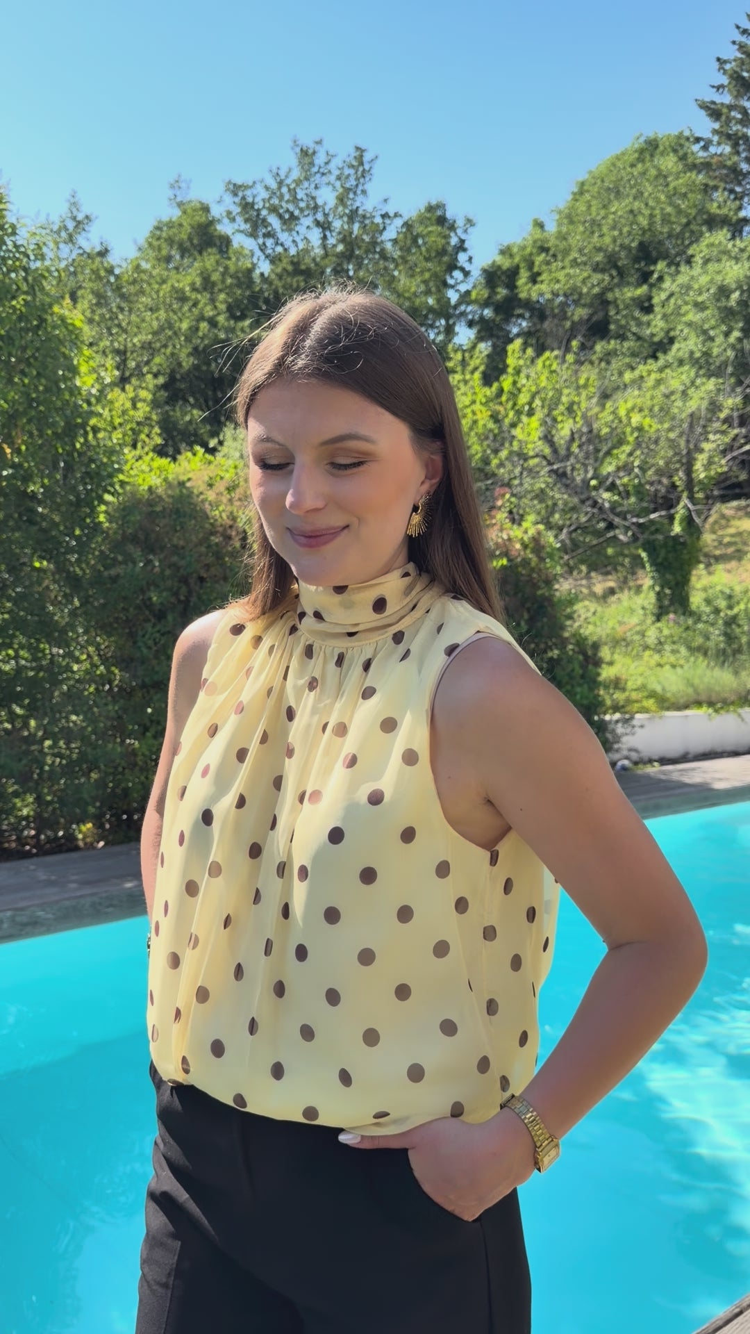 vidéo présentation blouse jaune à pois chocolat sans manche style chic et élégant pour femme 
