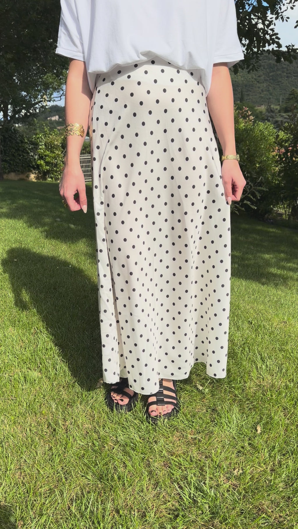 vidéo présentation jupe longue tess blanche a pois noir pour un style chic et élégant pour femme