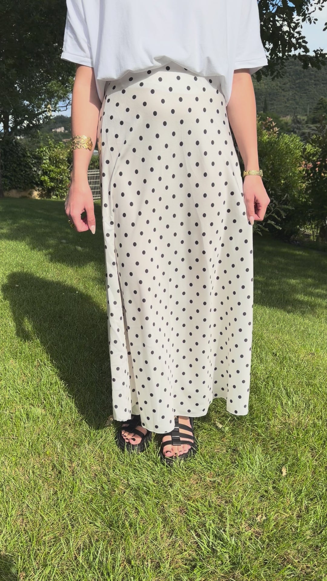 vidéo présentation jupe longue tess blanche a pois noir pour un style chic et élégant pour femme