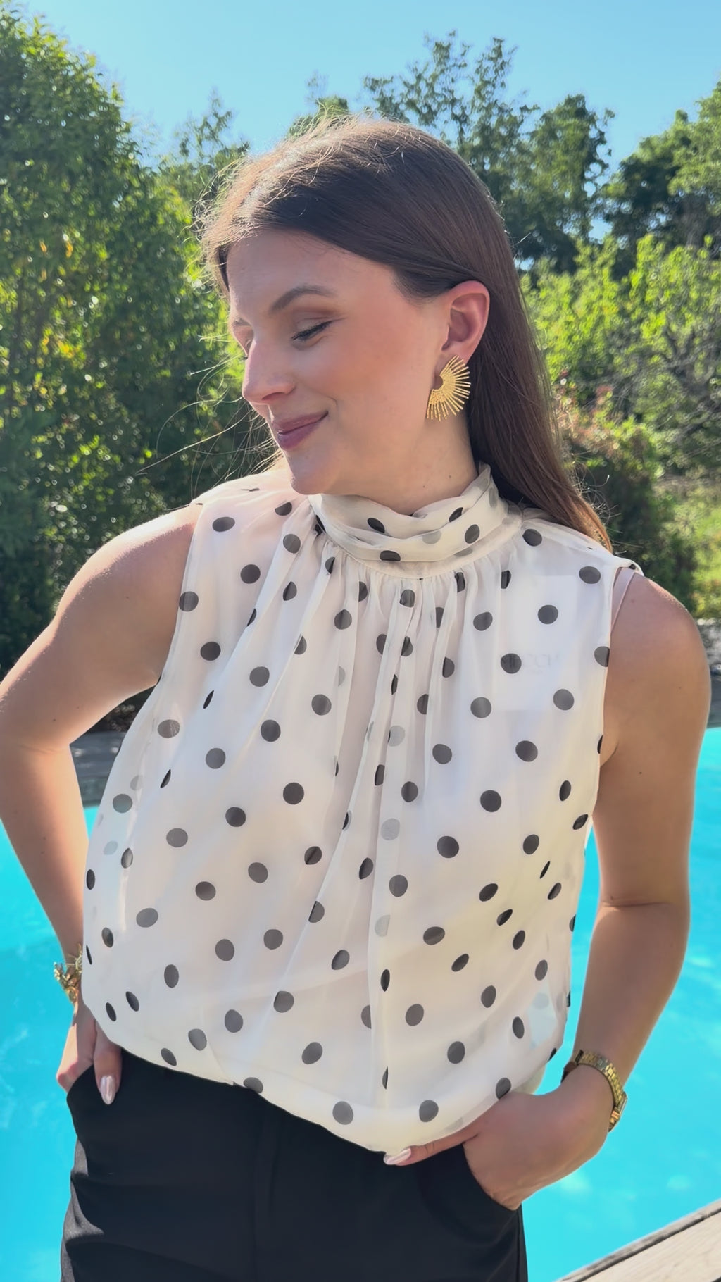 vidéo présentation blouse blanche à pois noir sans manche style chic et élégant pour femme 