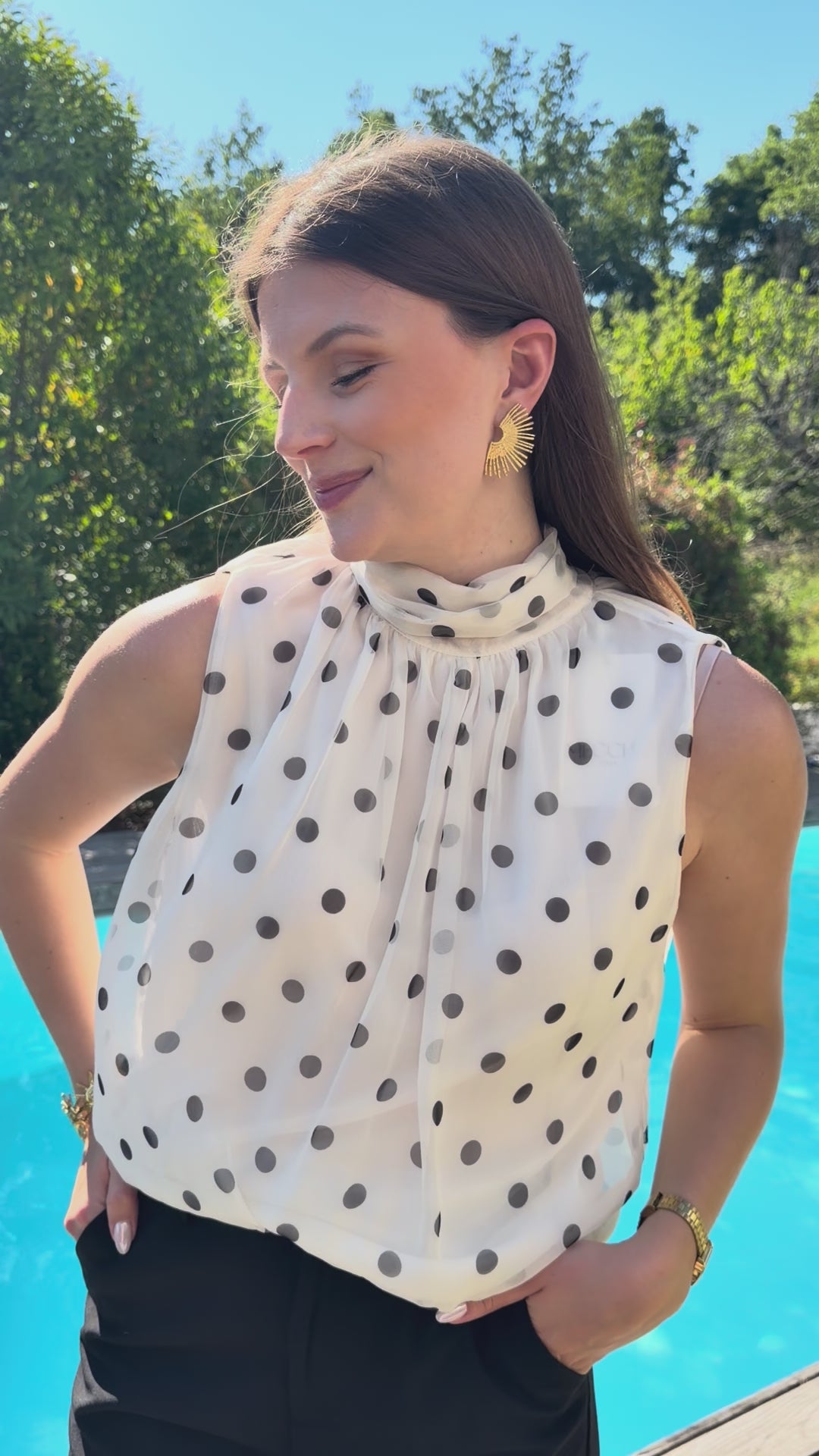 vidéo présentation blouse blanche à pois noir sans manche style chic et élégant pour femme 