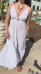 robe longue solène blanche avec bijou soleil sur poitrine style chic pour femme
