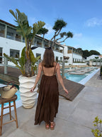 robe longue solène marron avec bijou soleil sur poitrine style chic pour femme