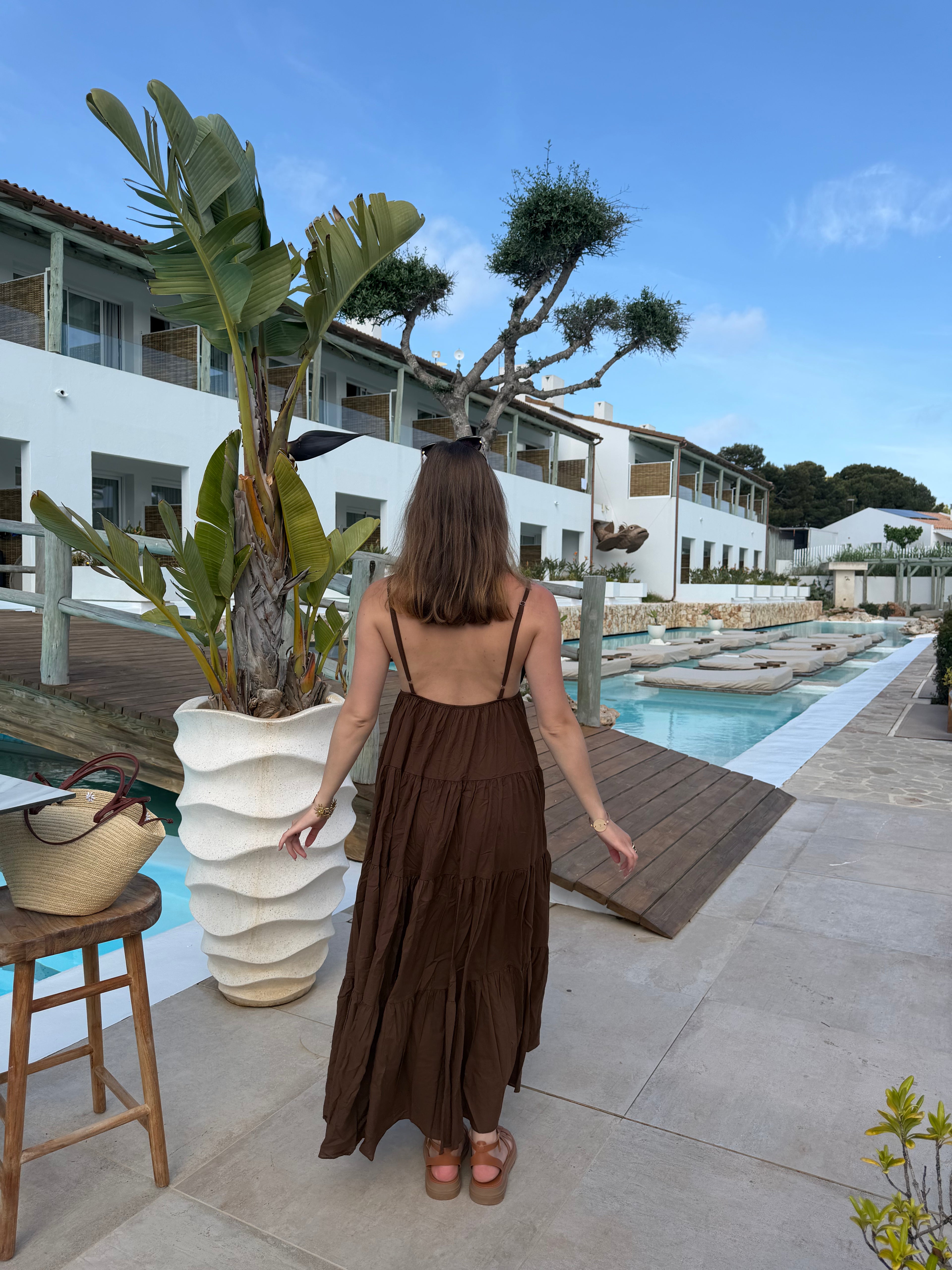 robe longue solène marron avec bijou soleil sur poitrine style chic pour femme