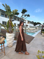 robe longue solène marron avec bijou soleil sur poitrine style chic pour femme